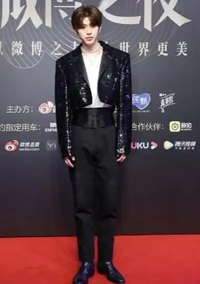 男明星红毯也耍心机刘昊然靠围巾,蔡徐坤靠比例,看到邓超网友服了
