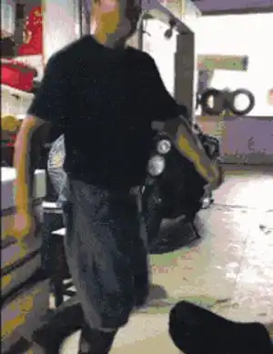 车上碰到一姑娘,看着她坐过好几站了,我还在考虑要不要叫醒她
