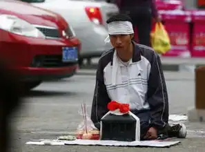 不给钱摸胸盘点奇葩乞丐卖初夜救母月薪过万
