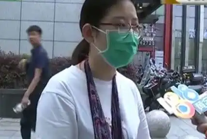 女子美容院做按摩,出来两只胳膊打了石膏,索赔50万
