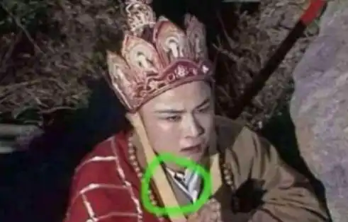 荧幕5大穿帮镜头女兵的领口,唐僧的西装,杨幂的泡澡
