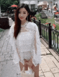 搞笑gif段子吃饭的时候,老公夹了一块鸡皮给女儿
