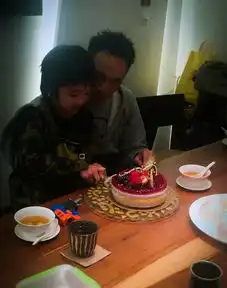 吴镇宇造访刘老根赠吻丫蛋
