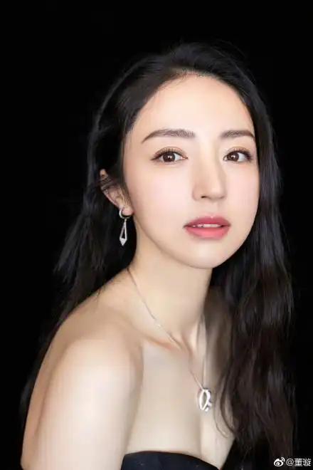 董璇很久没有晒性感照了这次小露酥胸长发撩人
