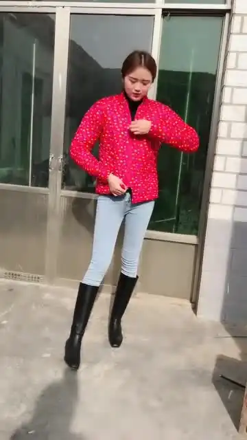 马上要进城了,媳妇非要穿上花棉袄,女人的审美真搞不懂
