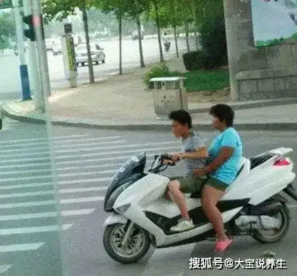 搞笑gif等它爸妈来救它时,再把它全家一块拍死
