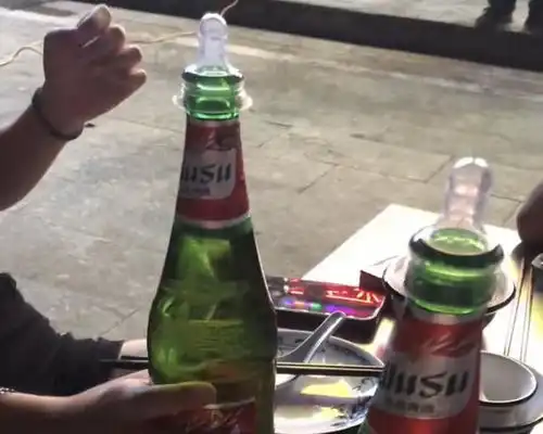 河南两女子深夜喝酒,酒瓶上的奶嘴引热议,网友从小喝到大
