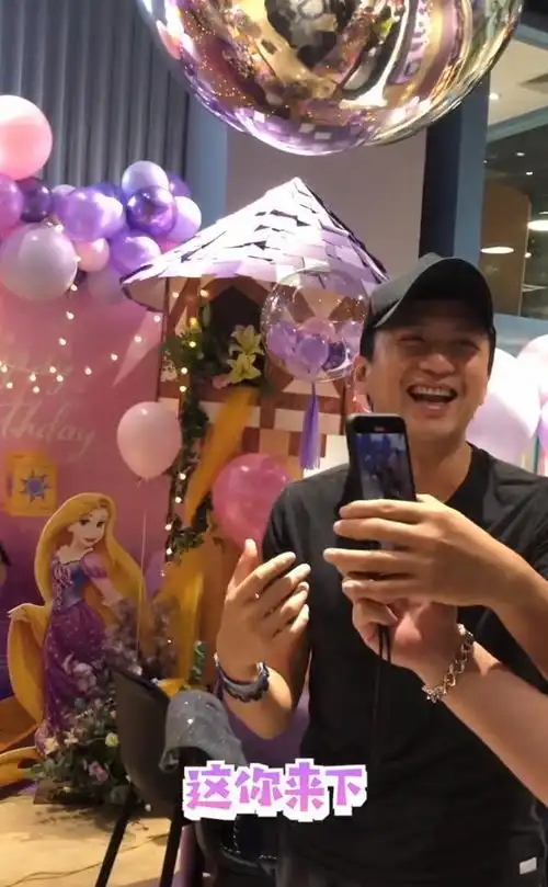 原创陈赫为大女儿庆生包下游乐场,小女儿被爸爸惹哭,邓超现场搞气氛
