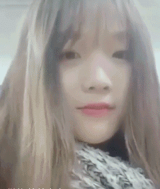 搞笑gif趣图你永远猜不到女孩长发后面的脸到底有多大
