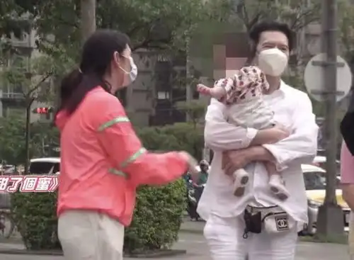 郭碧婷向佐带女儿游玩,小宝贝可爱无比,真是幸福的一家三口
