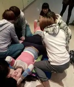 搞笑gif图片萌萌哒妹子,看着有一点肉肉的感觉
