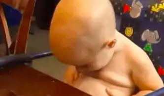 外国小宝宝肚子饿了看见肚子上的肉肉,结果发生了有趣一幕
