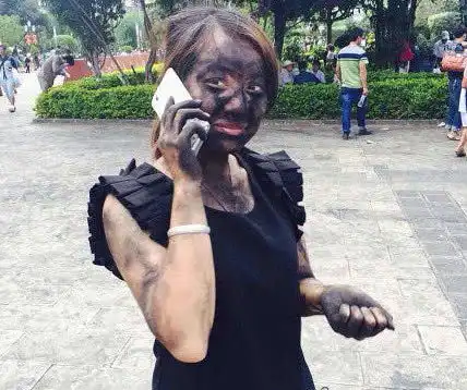 搞笑gif姑娘,你这是从锅炉里刚出来吧,回家爹妈都不认识了
