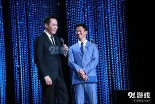 颁奖变成说相声吴京刘烨同台互祝对方电影大卖
