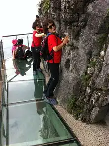 张家界盘龙崖玻璃栈道开通南京第一批去的人,已经跪着回来了...
