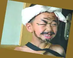 网友晒不堪回首童年照搞笑背后满满全是爱

