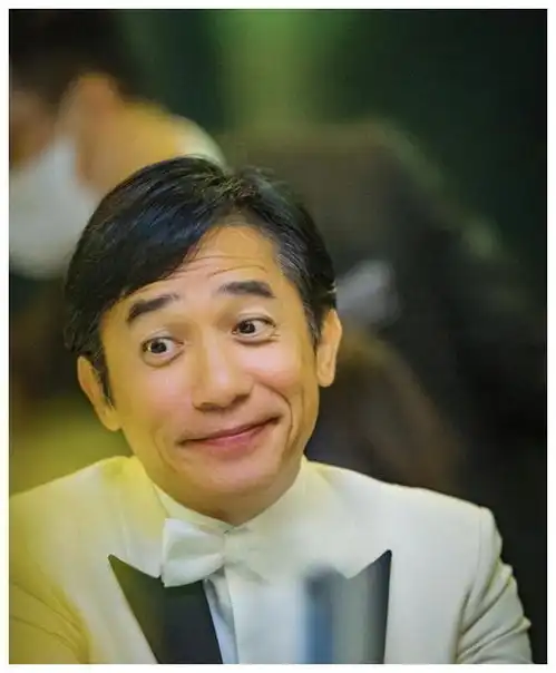 吴镇宇夜晚闲逛,模仿陈奕迅梁朝伟,精彩表演
