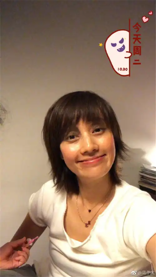 马伊琍女儿给她化妆下手太狠,晃眼以为是文章
