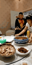 爆笑gif阿姨别看我你还是把头转回去吧
