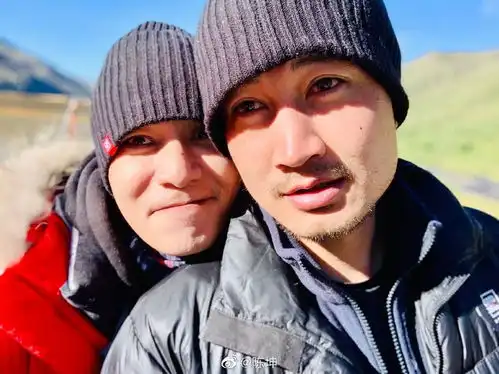 组图陈坤凌晨踩点为好友熊猫庆生两人吐舌搞怪自拍关系好
