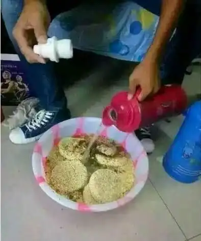 每日一笑大姐也不看下自己什么身材,这么紧的裙子不觉得尴尬吗
