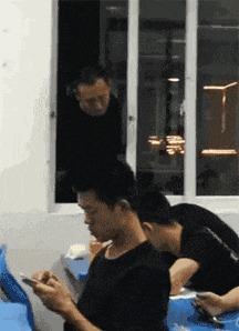 姑娘,你这衣服确实很个性,但拔罐了还是穿严实点吧,哈哈哈哈
