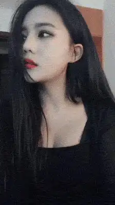 搞笑gif妹子,你吃就吃,看着我干啥啊
