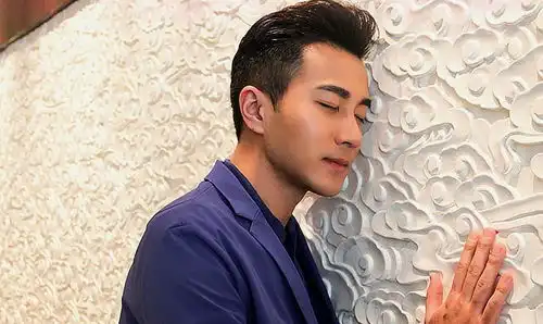 杨幂和刘恺威离婚后,刘恺威参加生日聚会,揽住寿星合照好开心
