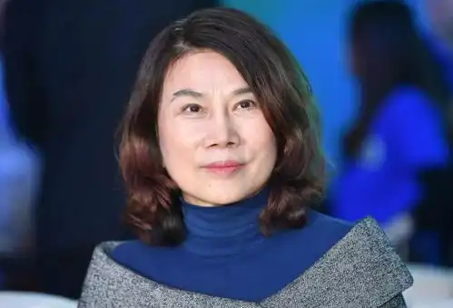 董明珠带22岁秘书出镜,剪同款发型似母女,否认将孟当接班人培养

