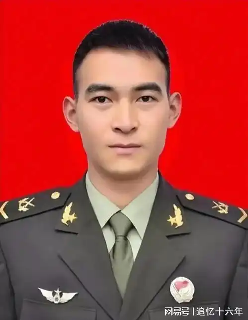 排雷英雄战士杜富国最近军衔有了新的变化,英雄的事迹感人
