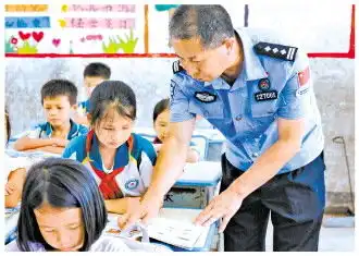 边检民警王华奎如果需要还会来小学支教

