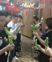 开心一刻周末半夜12点我起身去厕所,发现父母屋里没关灯
