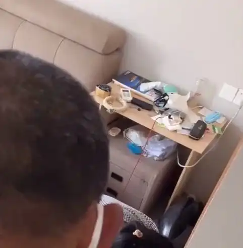 山东父母给儿子整理房间,母亲戴着口罩还被熏吐了四次,网友爆笑
