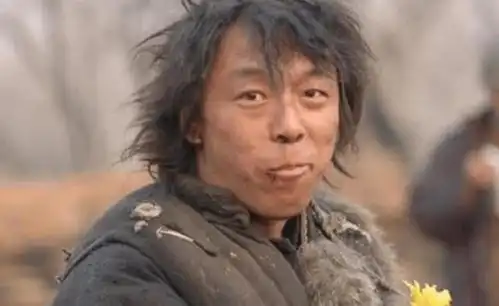 同是演乞丐,周星驰用手抓地上的饭,黄渤显心酸,杨颖真搞笑
