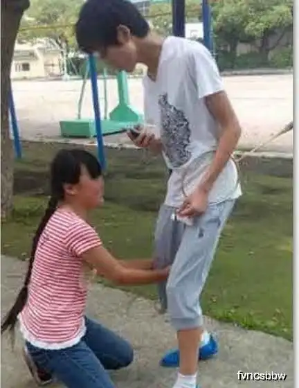小伙子看的这么投入,完全不顾妹子的感受
