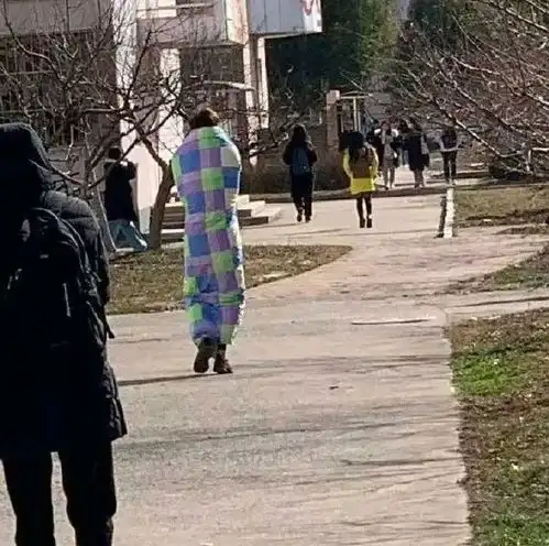 搞笑gif奶奶这是我走过最长的楼梯
