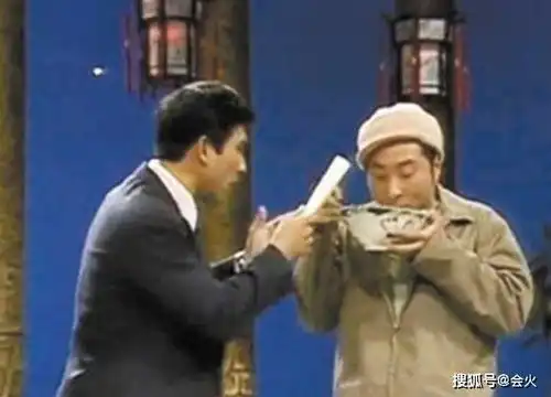 66岁陈佩斯亲手教学打卤面,与儿子互动超有趣,父子眉眼太相像
