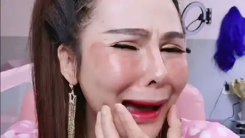 20岁网红姐姐卸妆竟然变大妈,原来一切都是这个东西搞的鬼
