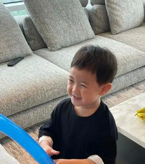 沈腾儿子近照曝光,网友直呼可爱,妻子年近40还要生二胎
