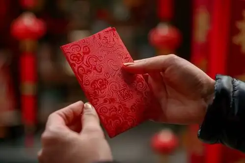 压岁钱封包红包图片摄影图摄影图下载至来源处

