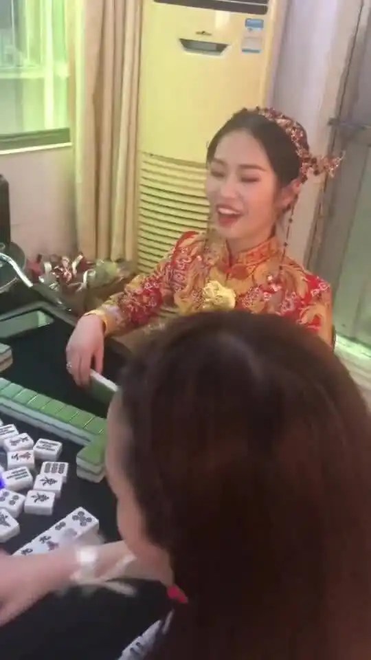 新郎还没来到,新娘带着伴娘搓麻将,就不怕把新郎吓跑吗
