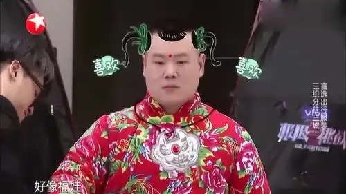 小岳岳身穿大花棉袄短裤,秒变大福娃,笑翻众人
