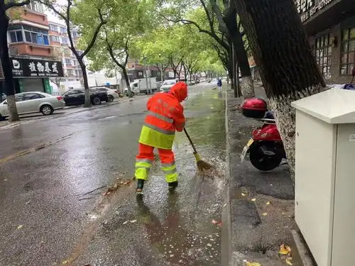 市区环卫部门多举措应对极端天气,全力保障道路畅通
