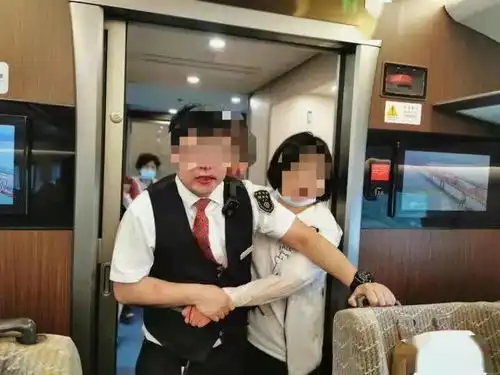年轻女子一丝不挂大闹高铁,当众全裸秀姿势惊呆乘客没有羞耻感,真的很可怕
